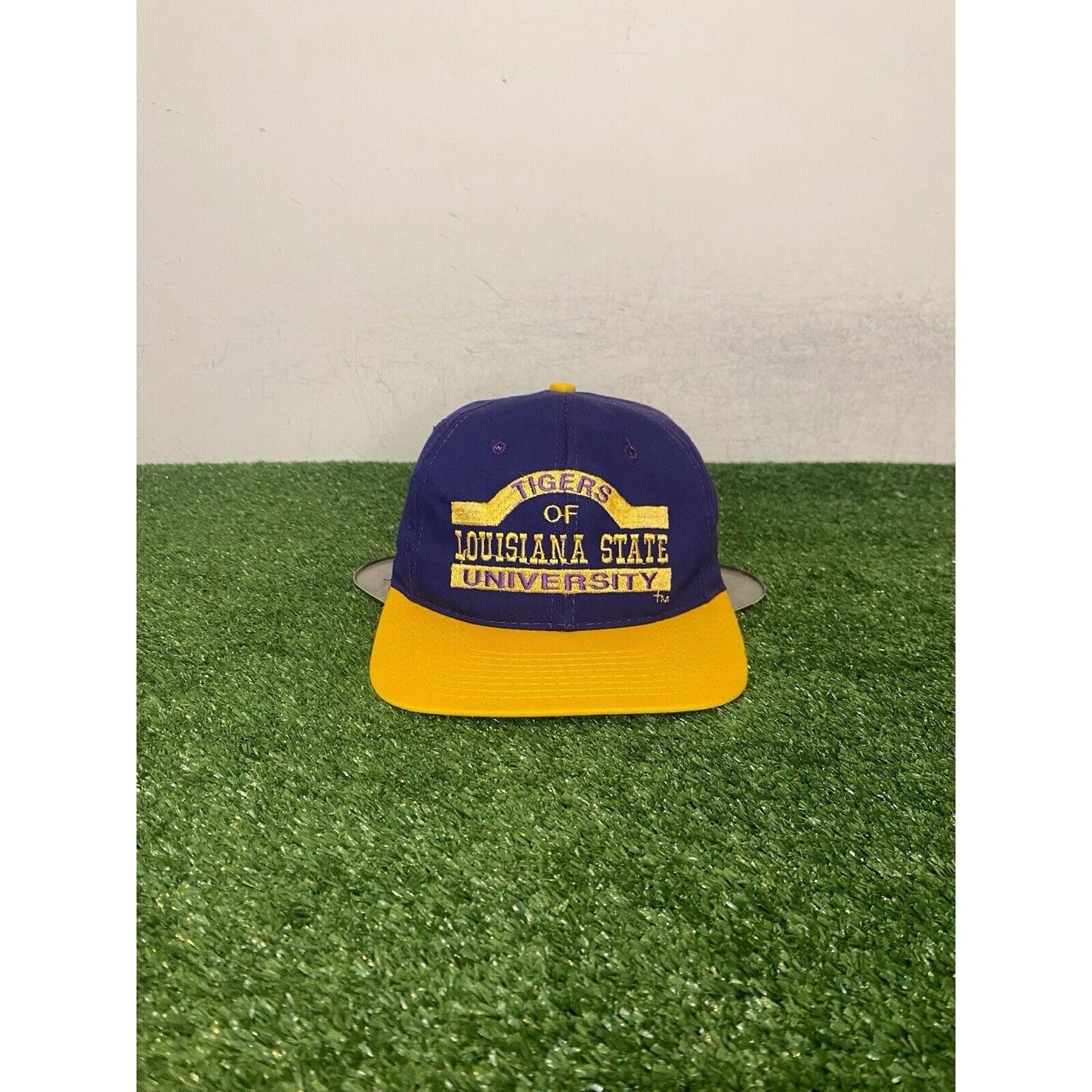 Vintage LSU Tigers hat cap snap back purple yellow football arch p cap 90s mens