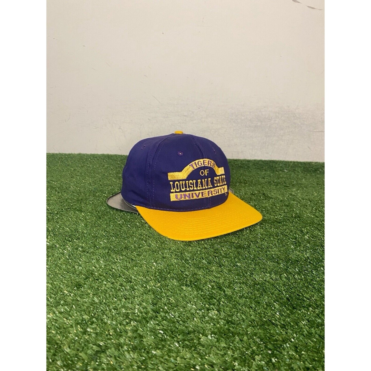 Vintage LSU Tigers hat cap snap back purple yellow football arch p cap 90s mens