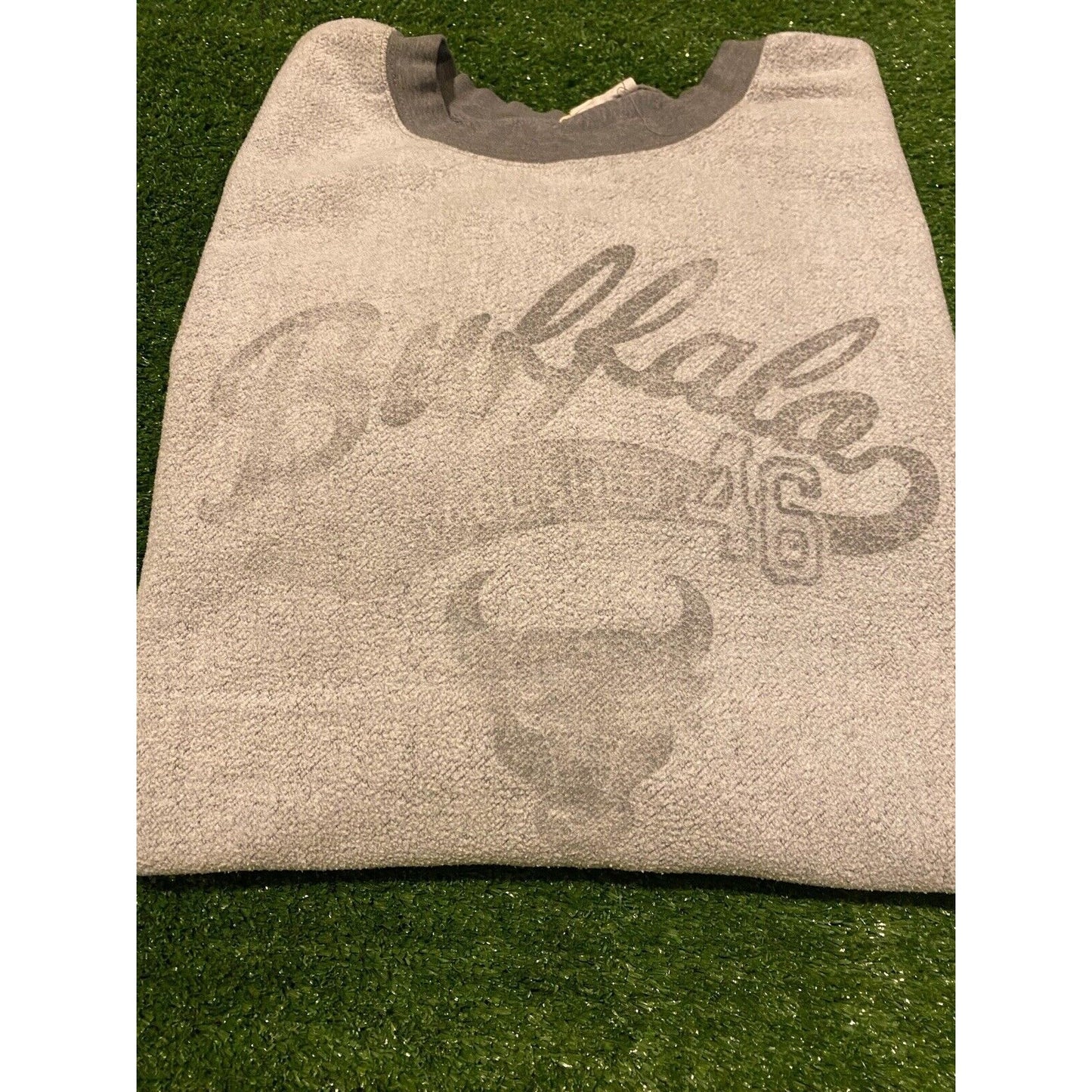 Vintage MV Sport Reverse Pro Weave Buffalo Bulls crewneck sweatshirt XL gray