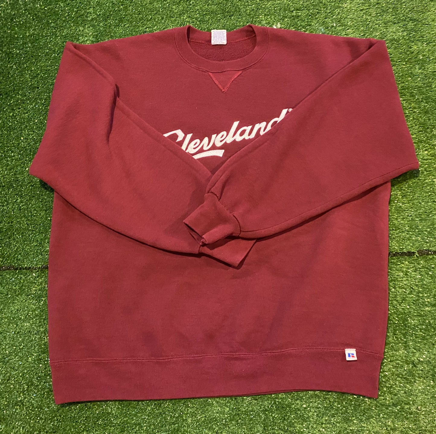 Vintage Russell Athletic Officially Licensed Script Cleveland crewneck sweatshirt XL maroon