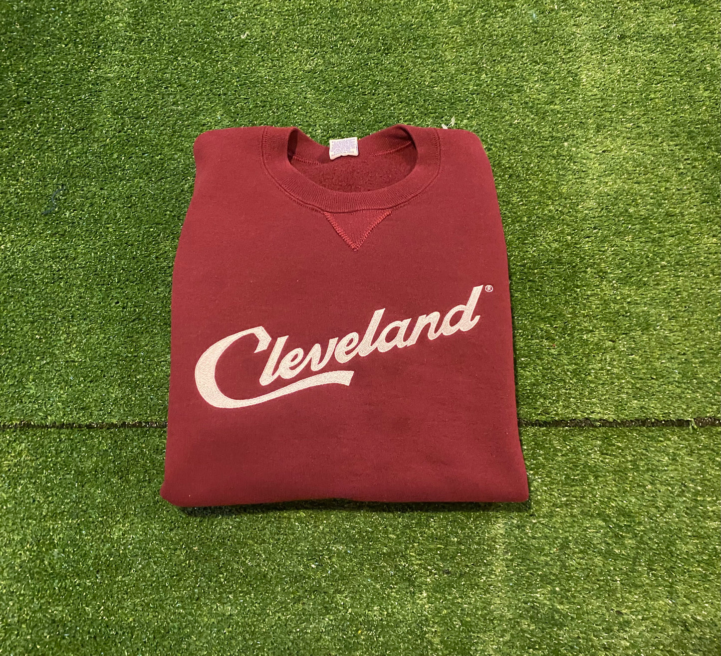 Vintage Russell Athletic Officially Licensed Script Cleveland crewneck sweatshirt XL maroon