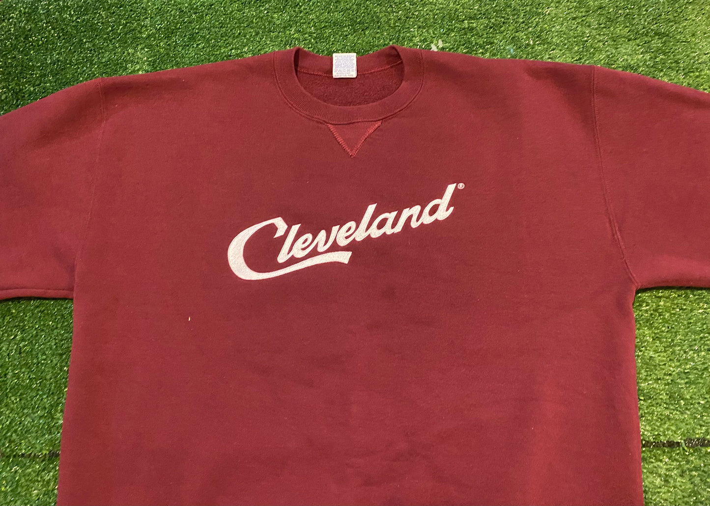 Vintage Russell Athletic Officially Licensed Script Cleveland crewneck sweatshirt XL maroon